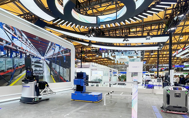 2025 CeMAT ASIA  |柔性运载×数字底座×智能调度，新松移动机器人锻造多机协同新战力
